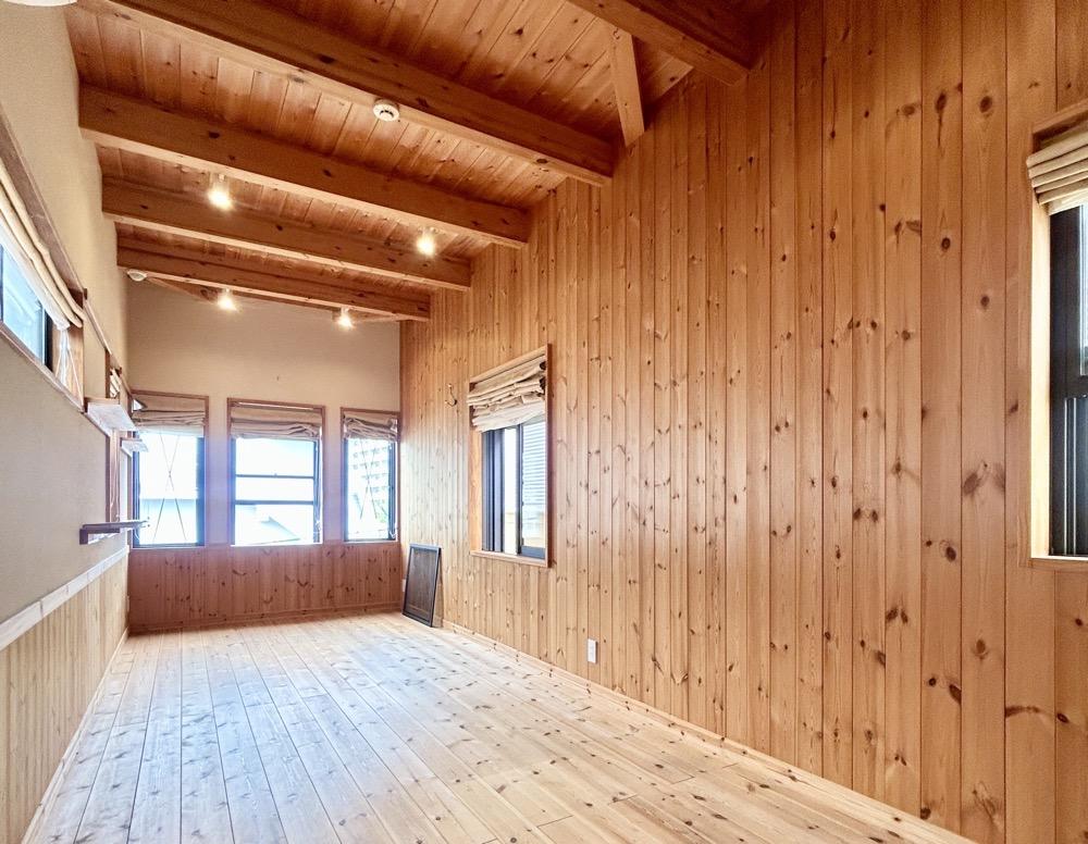 西宮市浜町の売買物件/木の香りに包まれた室内。