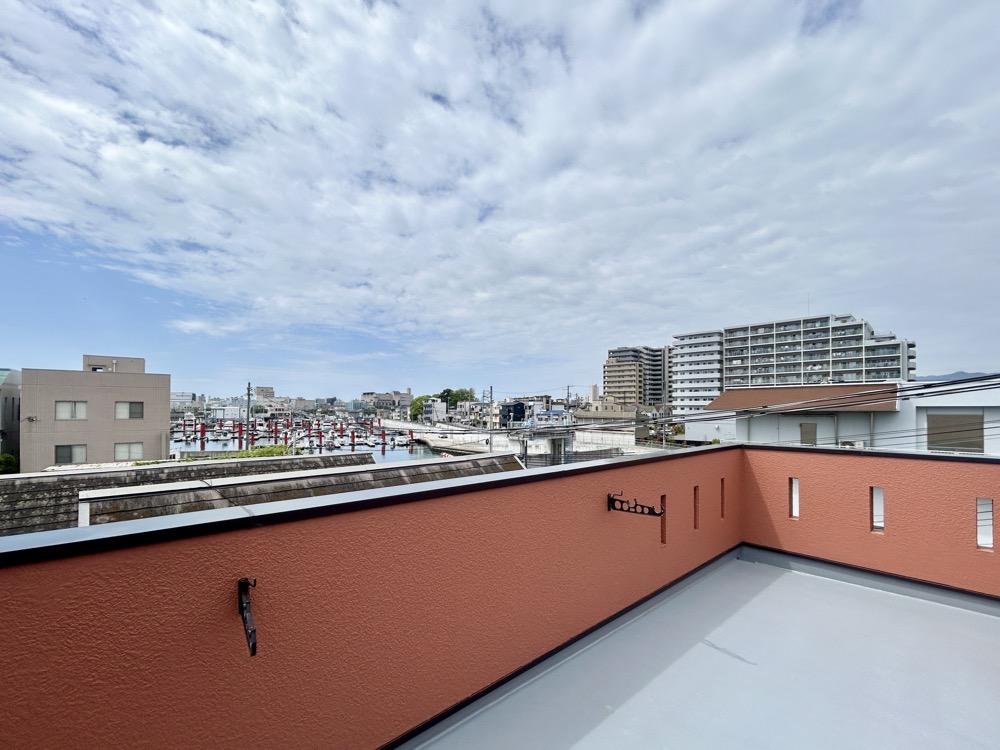 西宮市浜町の売買物件/屋上テラスからは抜けのある景色。
