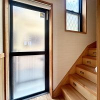 西宮市浜町の売買物件/勝手口と階段。（1階）