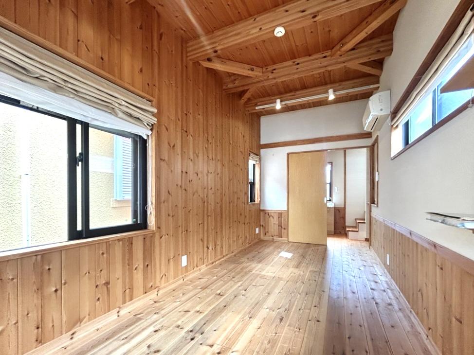 西宮市浜町の売買物件/天井高のある開放的な空間。