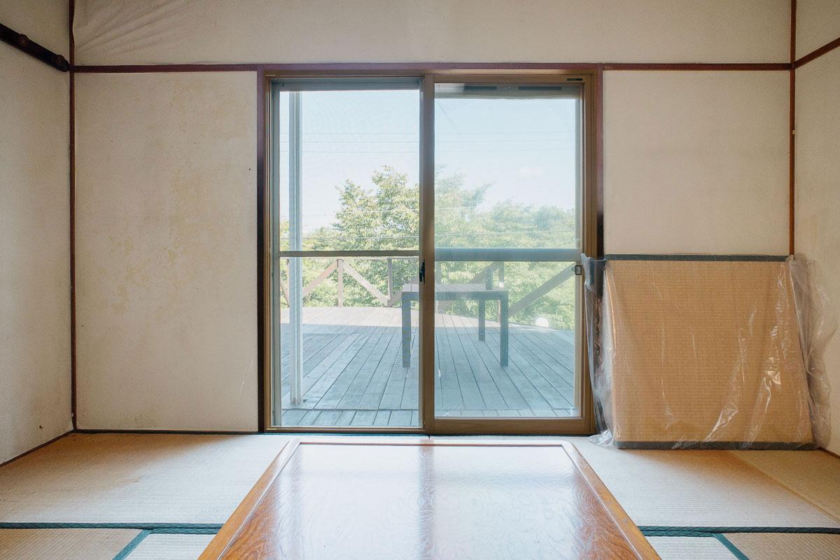神戸市北区京地の売買物件/ウッドデッキに続く和室。掘り炬燵があります。