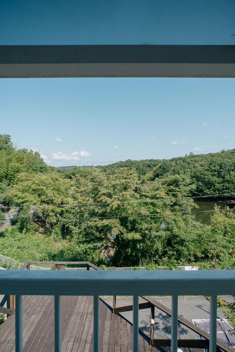 神戸市北区京地の売買物件/デッキ越しに池が見えます。季節が進むと葉が落ちてもっと池が見えそう。