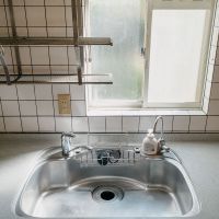 神戸市北区京地の売買物件/キッチンの窓からの柔らかな光