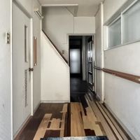 神戸市灘区五毛通の売買物件/玄関から見た室内。改修前提の状態がわかるかと。