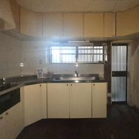 神戸市灘区五毛通の売買物件/キッチンもなかなかの年季具合。