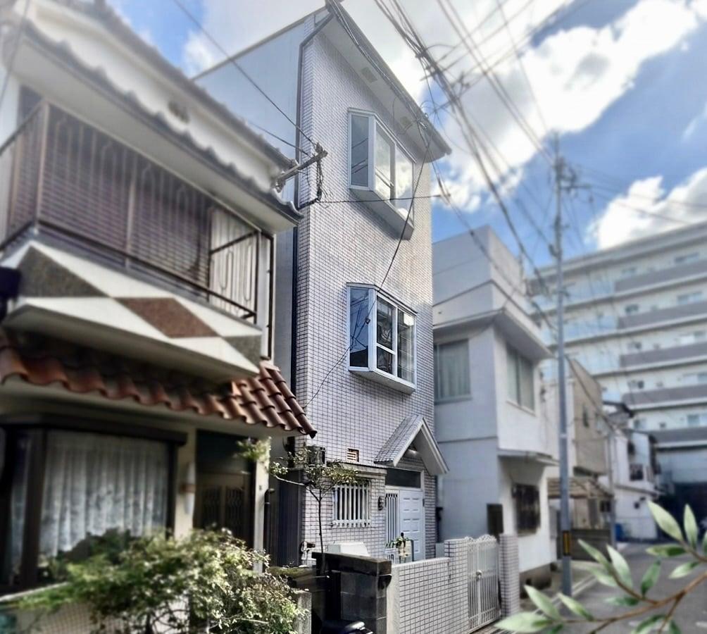 神戸市灘区五毛通の売買物件/細い路地に、すらりと伸びる鉄骨造3階建。