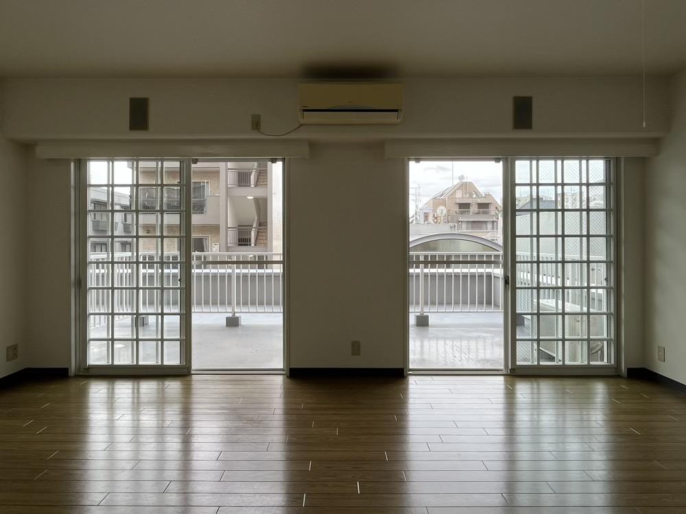 神戸市中央区北野町の賃貸物件/ルーフバルコニーに面したリビング。大きな窓からたっぷり光が入ります。