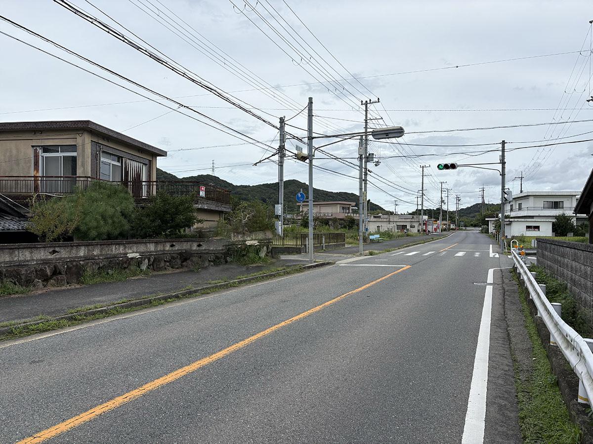 神⼾市北区淡河町淡河の売買物件/物件前道路は交通量多め、ロードサイドの立地です。