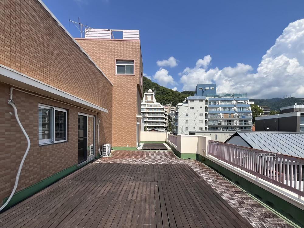 神戸市中央区北野町の賃貸物件/ルーフバルコニーから北側には山が見えます。