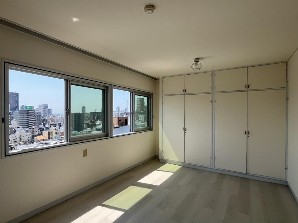 神戸市中央区北野町の賃貸物件/ベッドルームからは三宮のビル群。

