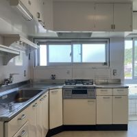 神戸市中央区北野町の賃貸物件/広いキッチンからも山が見えます。