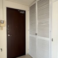 神戸市中央区北野町の賃貸物件/玄関。ルーバーがレトロな物置。