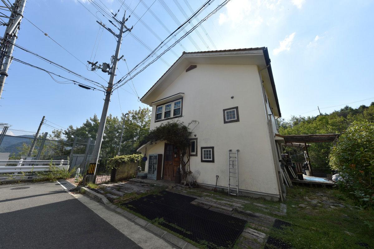 西宮市国見台の売買物件/玄関横とテラス前に2台駐車できます