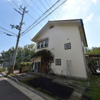 西宮市国見台の売買物件/玄関横とテラス前に2台駐車できます
