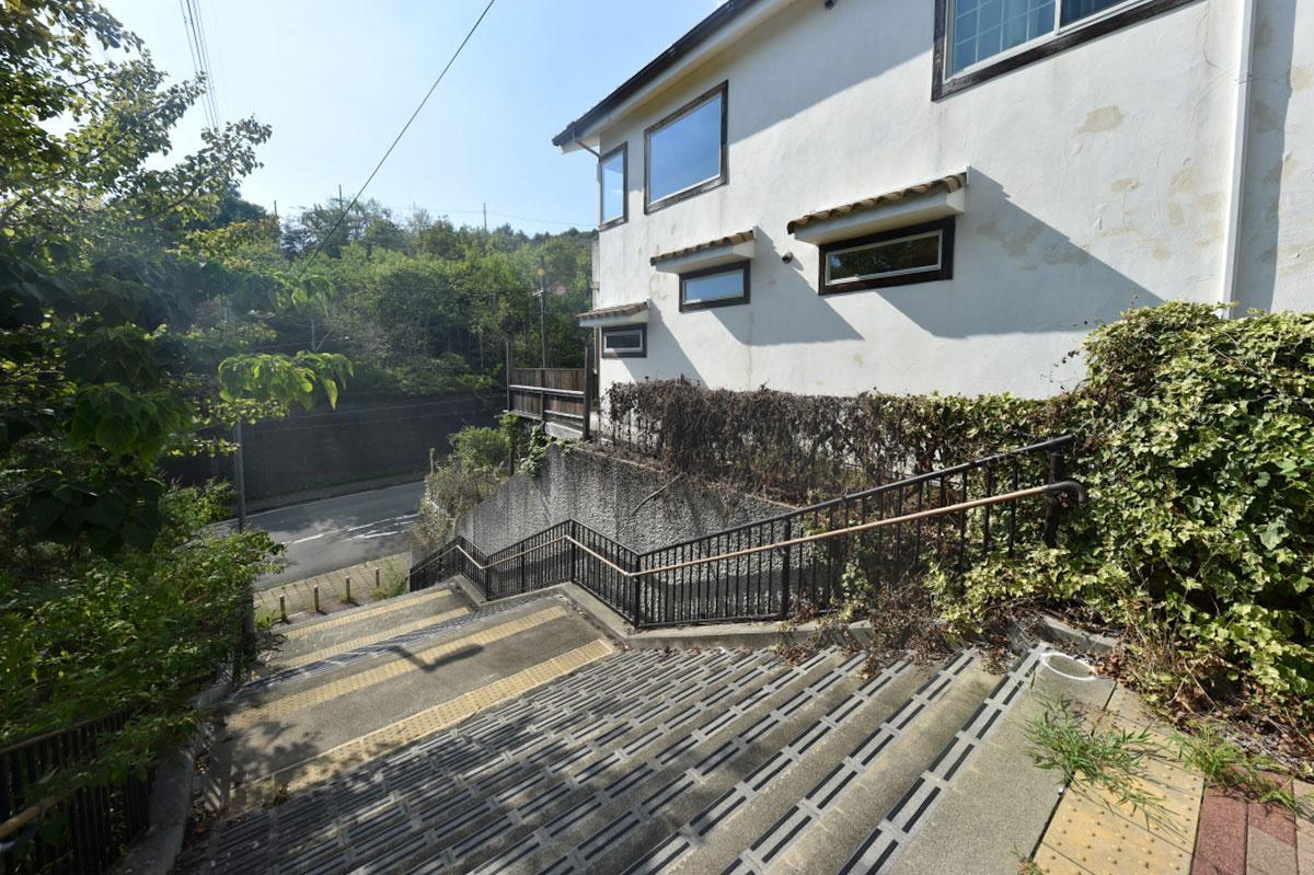西宮市国見台の売買物件/物件南側の階段、ここからだとバス停まで2分！