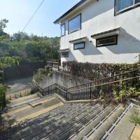 西宮市国見台の売買物件/物件南側の階段、ここからだとバス停まで2分！