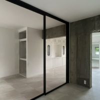 神戸市東灘区渦森台の賃貸物件/黒いフレームの透明な間仕切り。空間をゆるく分けられます。