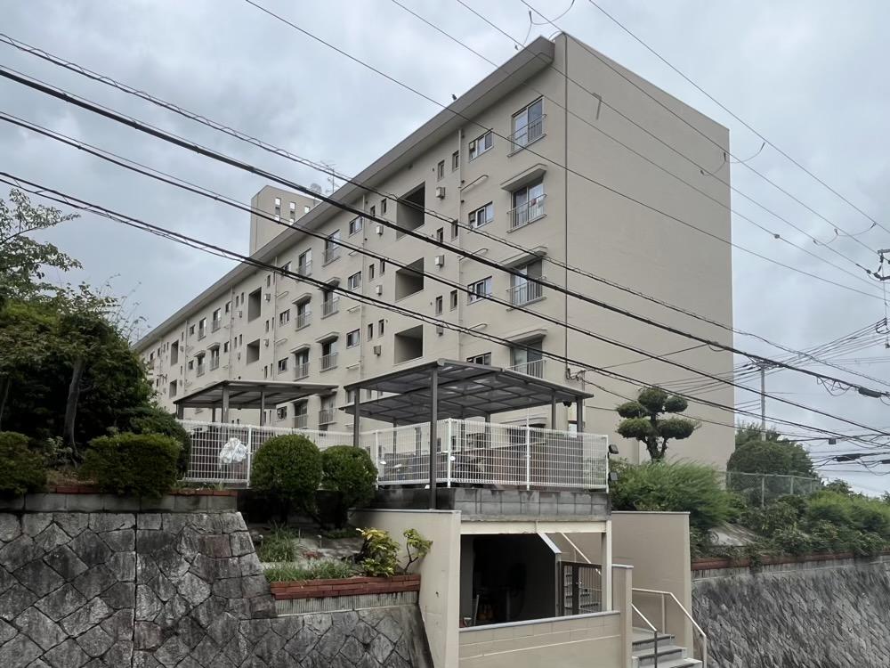 神戸市東灘区渦森台の賃貸物件/外観は昔ながらの団地。