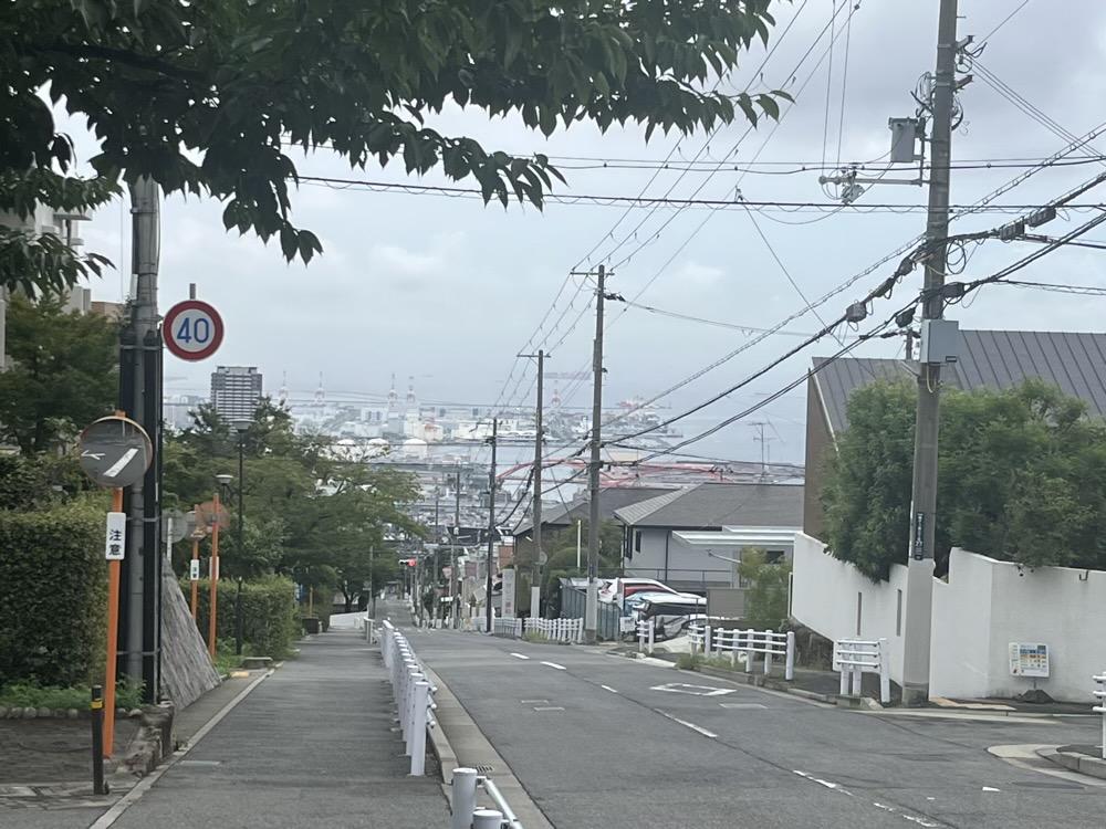 神戸市東灘区渦森台の賃貸物件/坂の下には神戸の街並み。ここまで上ってきたぶん、街の喧騒から少し離れます。