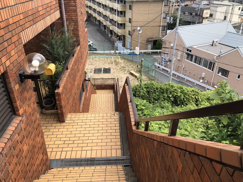 姫路市東辻井の売買物件/外階段を降りると小さな公園にそのままGO!