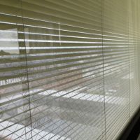 姫路市東辻井の売買物件/隣と向かい合う窓にはサッシ埋め込みのブラインドがあるというこだわり
