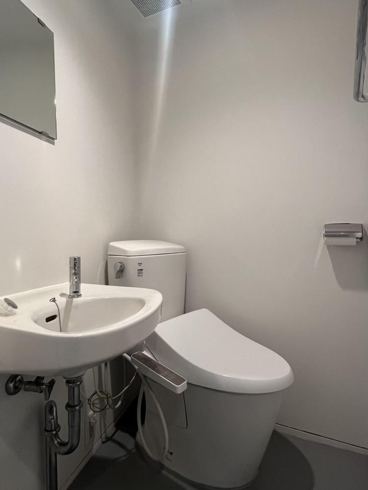 西宮市雲井町の賃貸物件/トイレと手洗い場。