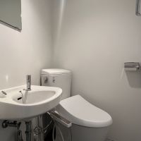 西宮市雲井町の賃貸物件/トイレと手洗い場。
