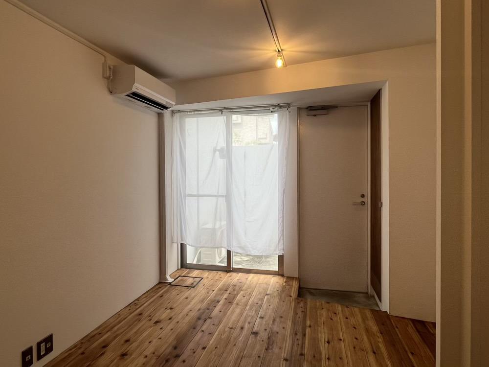 西宮市雲井町の賃貸物件/無垢材の床にマットな白の壁。すっきりとした印象のワンルーム。