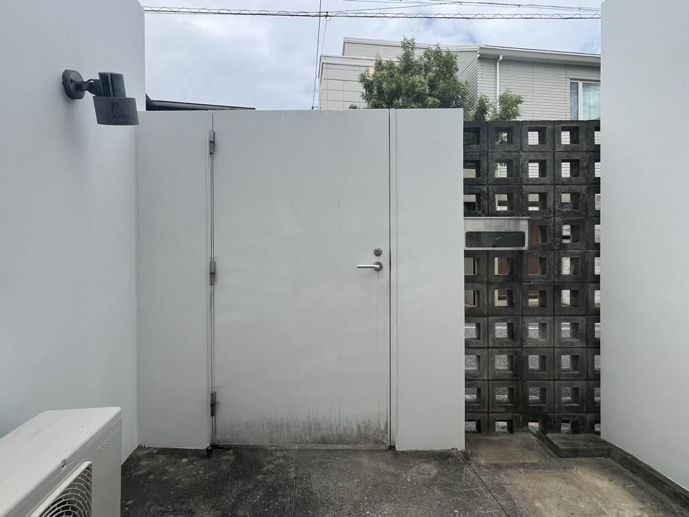 西宮市雲井町の賃貸物件/玄関前には自由に使えるスペース。