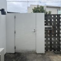 西宮市雲井町の賃貸物件/玄関前には自由に使えるスペース。