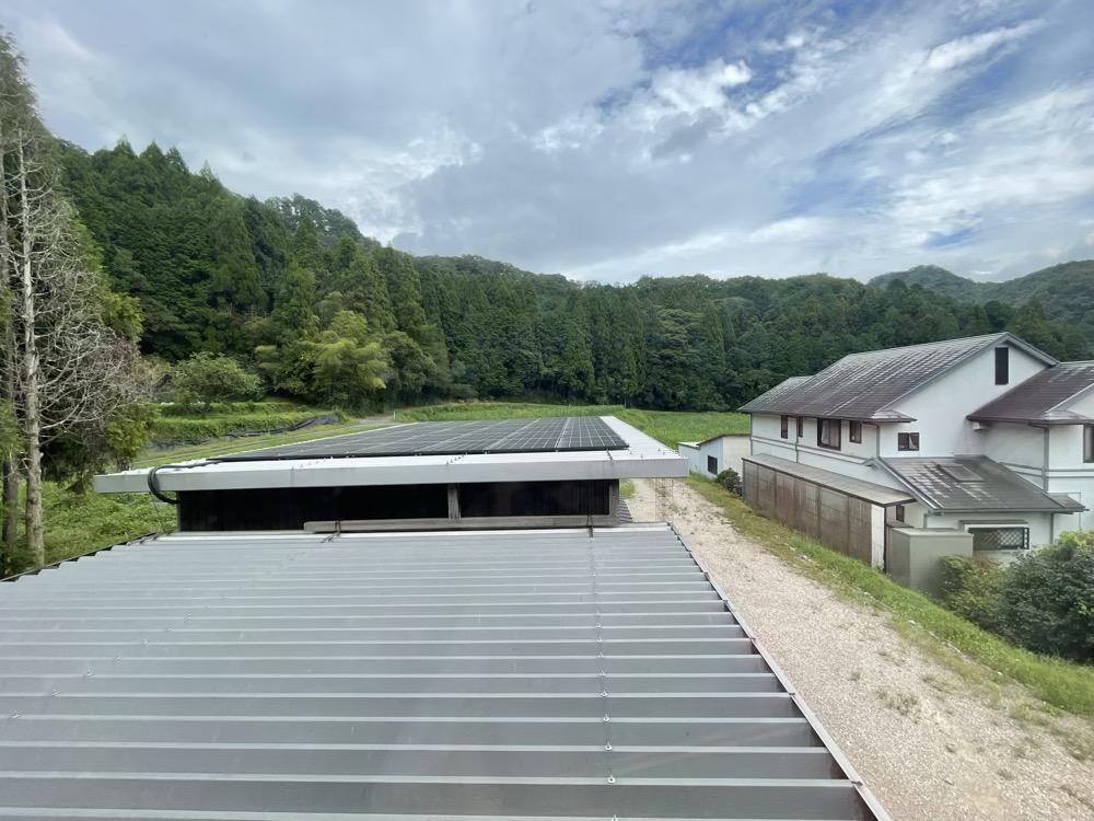 姫路市夢前町芦田の売買物件/倉庫の上に太陽光パネルを発見しました。