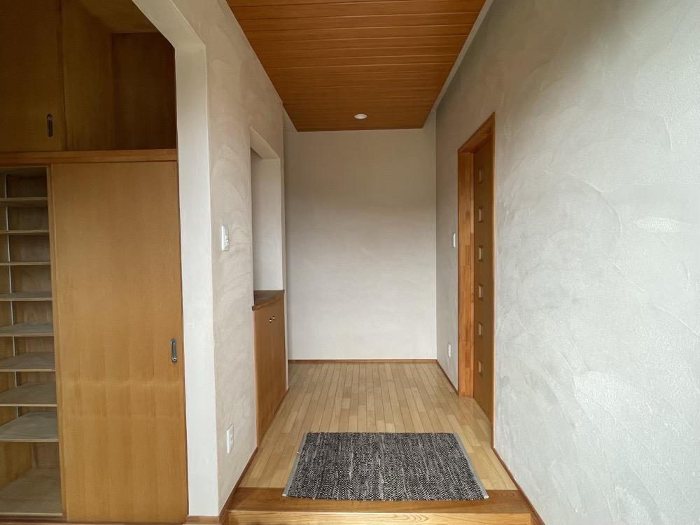 姫路市夢前町芦田の売買物件/玄関の扉を開けてみると温もり感じる内装。