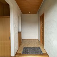 姫路市夢前町芦田の売買物件/玄関の扉を開けてみると温もり感じる内装。