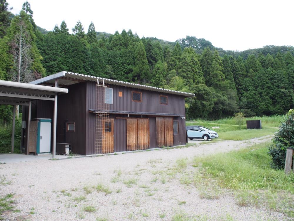 姫路市夢前町芦田の売買物件/倉庫を挟んで両側に駐車スペースがあります。（共に２台駐車可能）