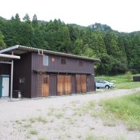 姫路市夢前町芦田の売買物件/倉庫を挟んで両側に駐車スペースがあります。（共に２台駐車可能）