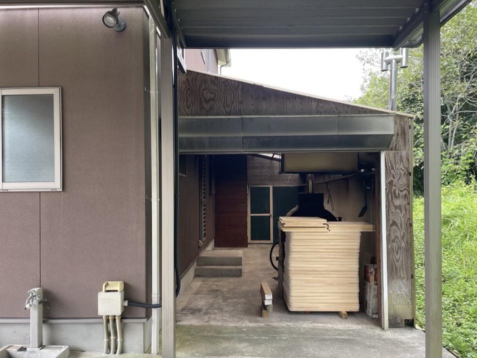 姫路市夢前町芦田の売買物件/カーポートの奥にあるシャッターを開けるとピザ釜が！