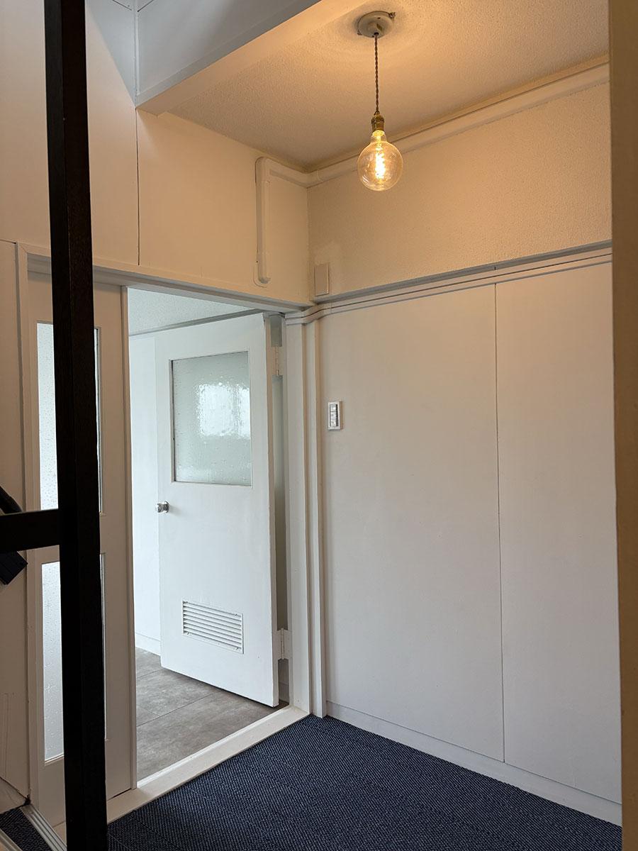 明石市松が丘1丁目の賃貸物件/かわいい照明とネイビーのカーペット