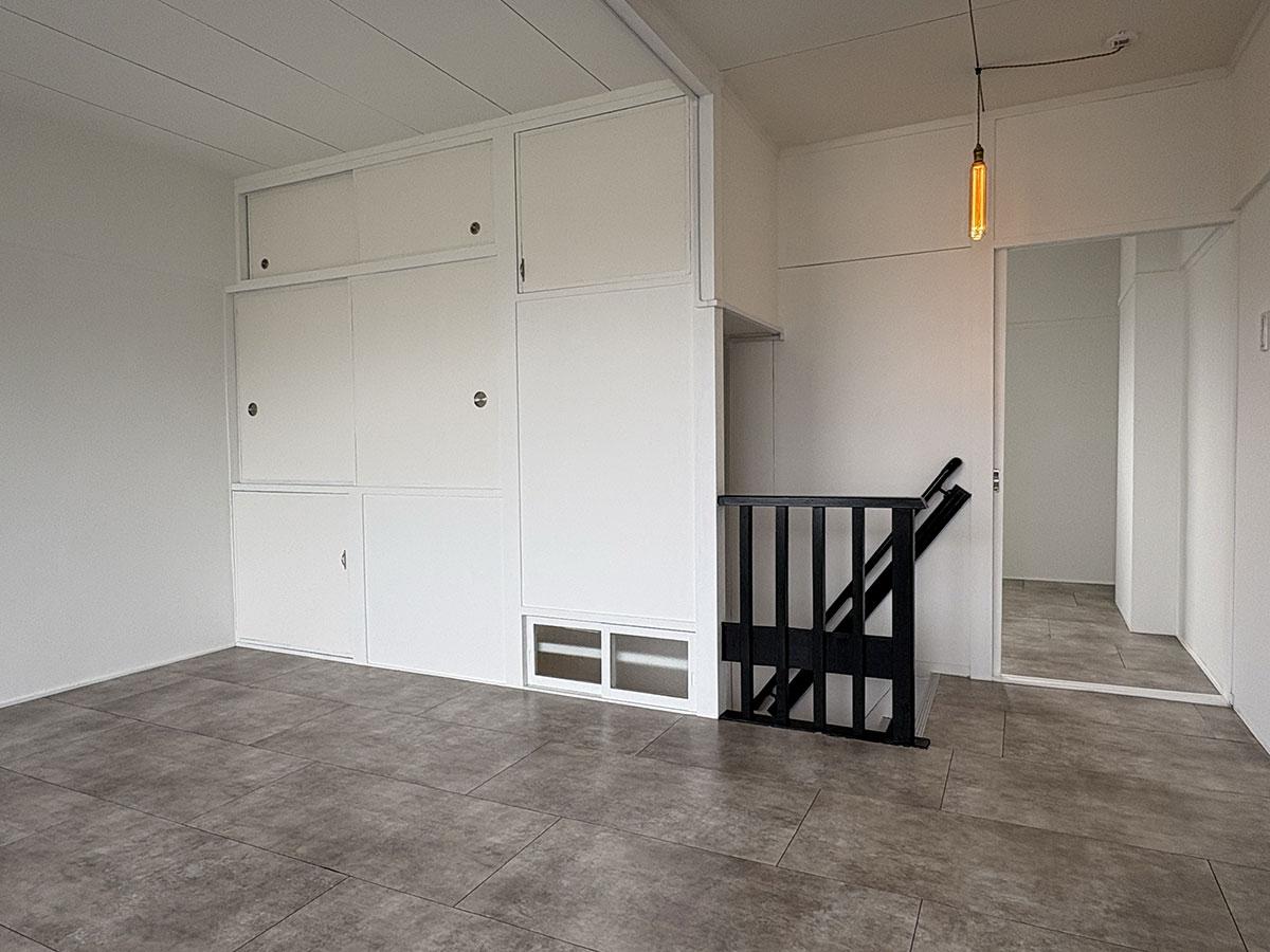明石市松が丘1丁目の賃貸物件/白い部屋にフィラメント電球