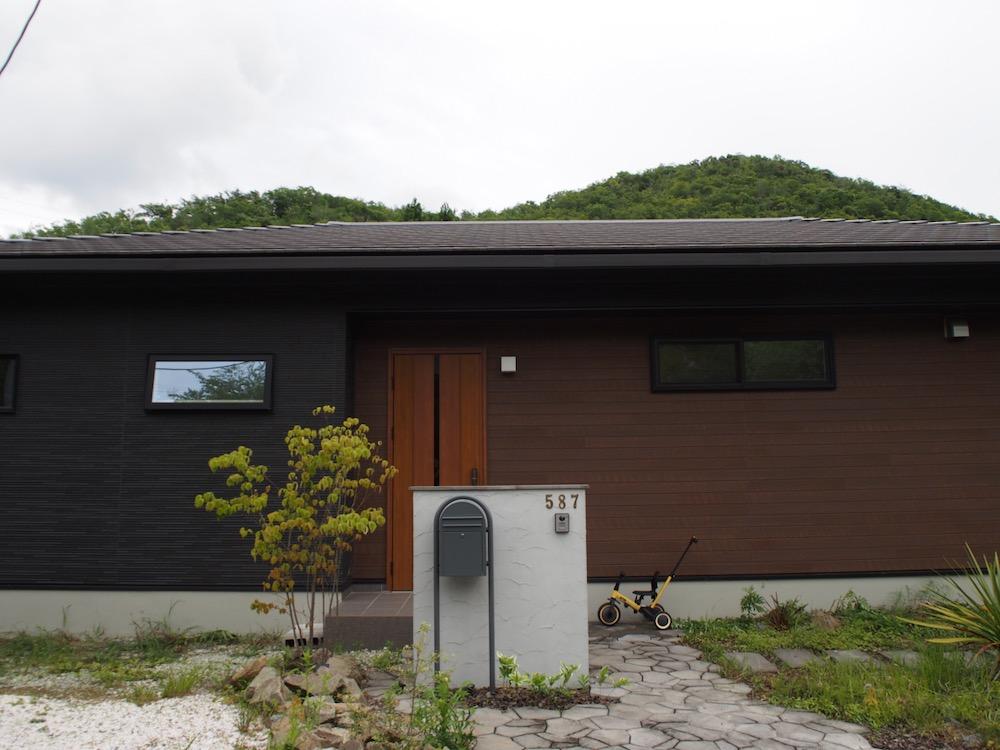 加東市平木の売買物件/正面からひょっことのぞく山の姿も