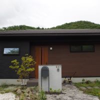 加東市平木の売買物件/正面からひょっことのぞく山の姿も