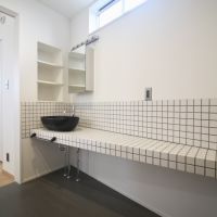 宝塚市光明町の売買物件/壁一面にタイルを敷いた造作洗面台。横幅があるので、朝の身支度もゆったりと。