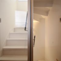 宝塚市光明町の売買物件/白い階段が光を反射して、空間を明るく、広く感じさせてくれます。