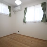 宝塚市光明町の売買物件/杉の無垢床が気持ちいいシンプルな個室。寝室にも、仕事部屋にも。