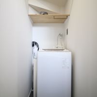 宝塚市光明町の売買物件/洗濯機の上には、ちょっとした棚。限られたスペースも、無駄なく使い切っています。

