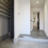 宝塚市光明町の売買物件/玄関土間の脇にはシューズクローク。限られたスペースでも、玄関まわりはすっきりと。