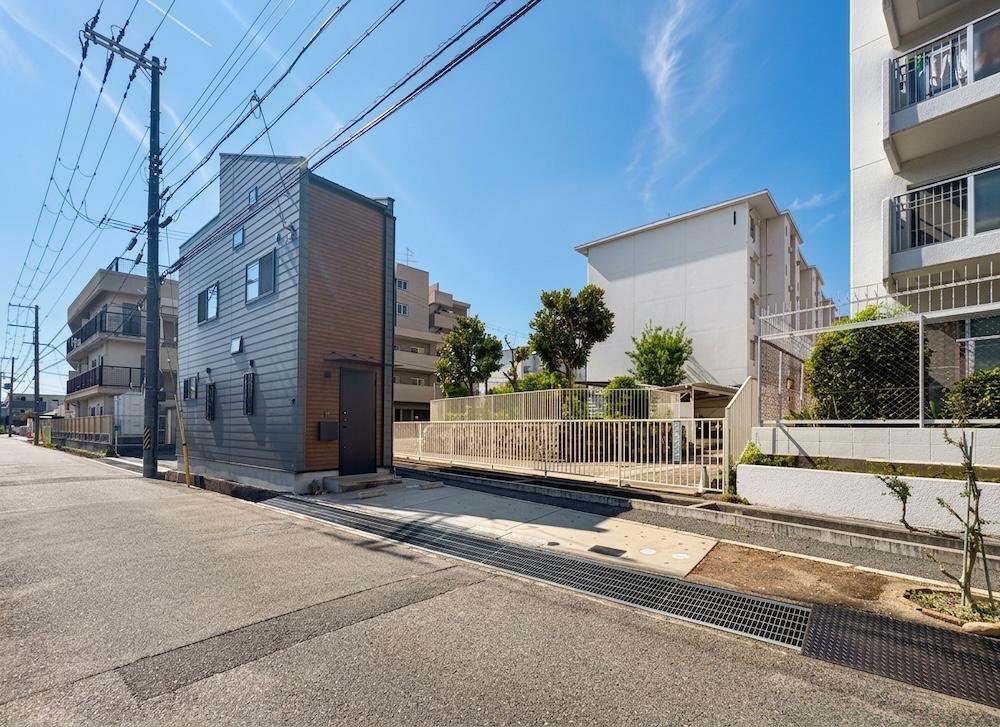宝塚市光明町の売買物件/限られた敷地に、駐車場も緑も。小さな土地を無駄なく使い切る。