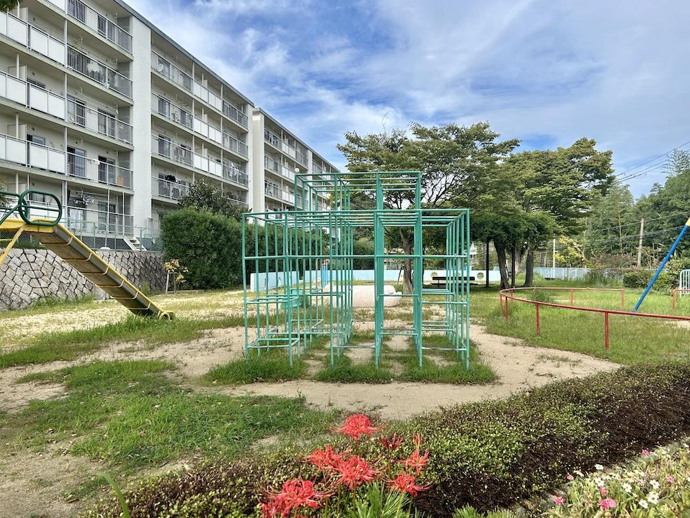 神戸市須磨区一ノ谷町の賃貸物件/団地と公園のある風景。子供の声が弾みそう