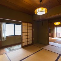 西宮市苦楽園二番町の売買物件/2階には和室が2間とテラスがあります