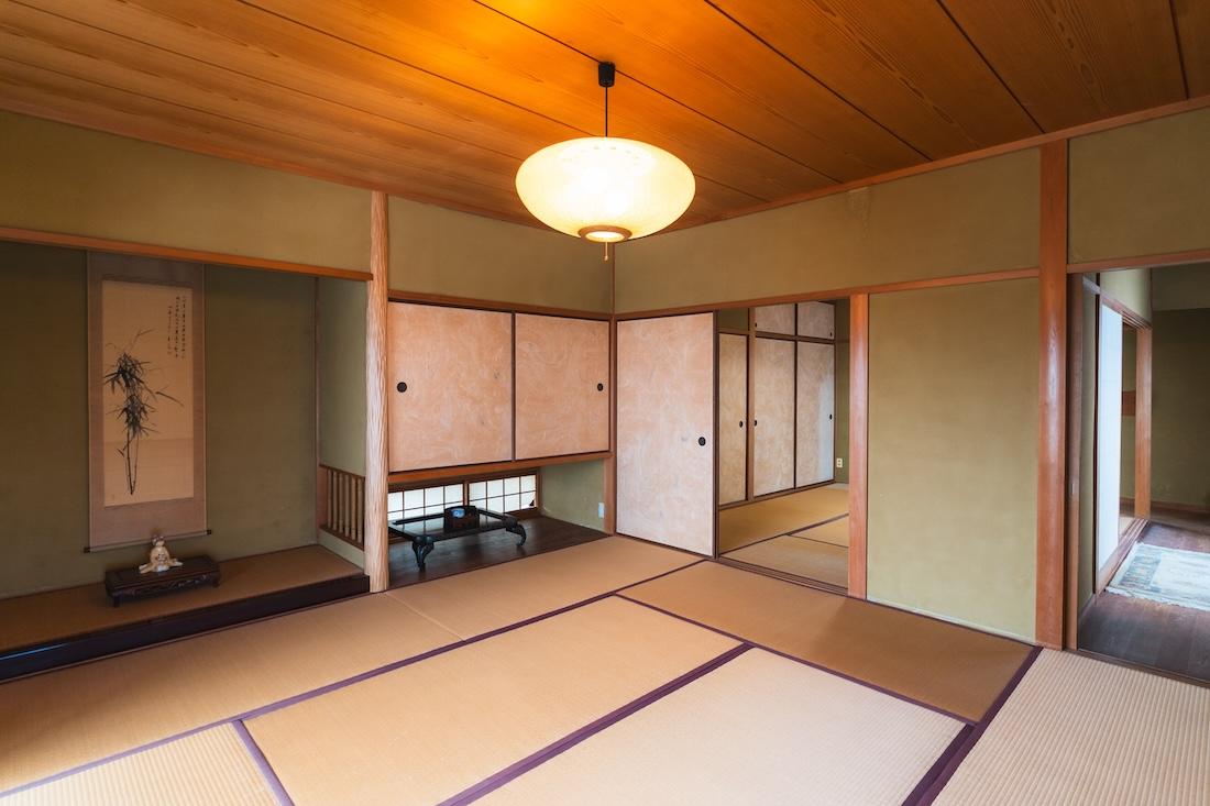 西宮市苦楽園二番町の売買物件/立派な床の間のある和室。2階には水屋も。