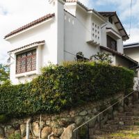 西宮市苦楽園二番町の売買物件/玄関までは石積みの階段でアクセスとなります